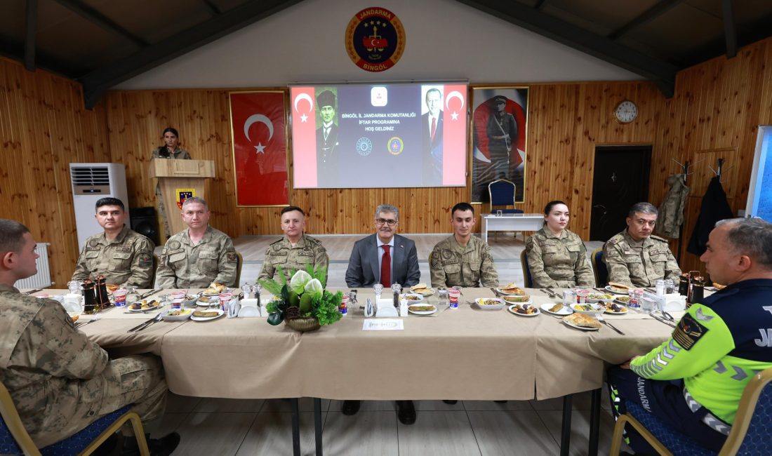BİNGÖL Valisi Cahit Çelik, İl Jandarma Komutanlığı tarafından düzenlenen iftar