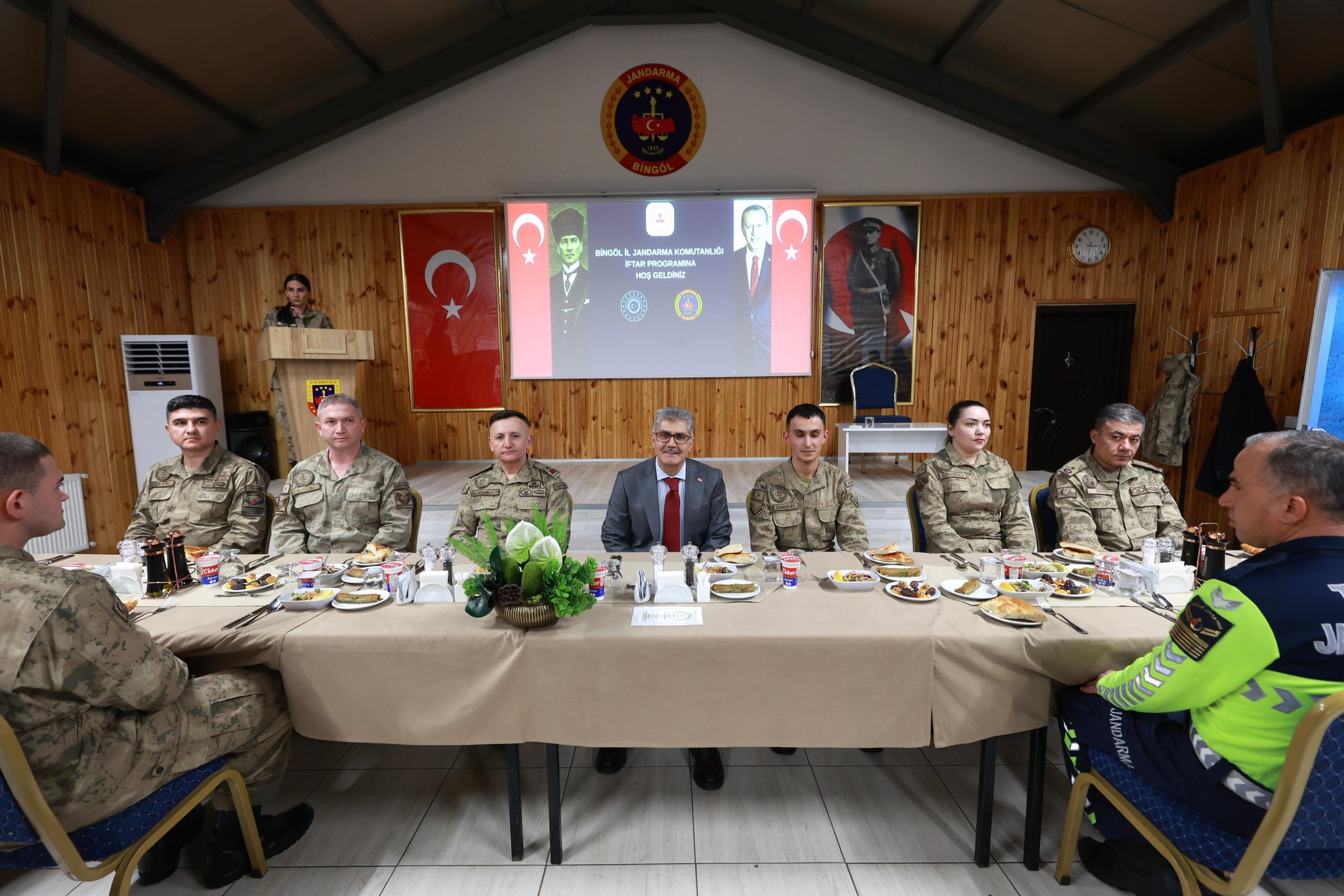 BİNGÖL Valisi Cahit Çelik, İl Jandarma Komutanlığı tarafından düzenlenen iftar