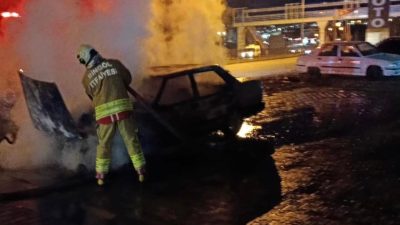 Bingöl'de Simani mahallesinde alevlere teslim olan araç kısa süreli paniğe